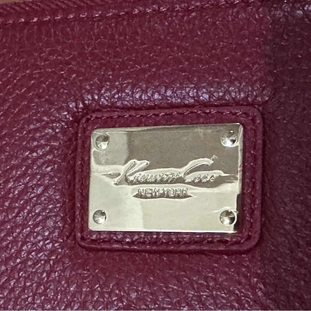 259 Kenneth Cole New York |NWOT Burgundy Pebbled Leather Zip Wristlet Wallet